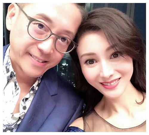 李嘉欣悼念陈百强,晒高中合影男俊女美超养眼,与何超琼都喜欢他