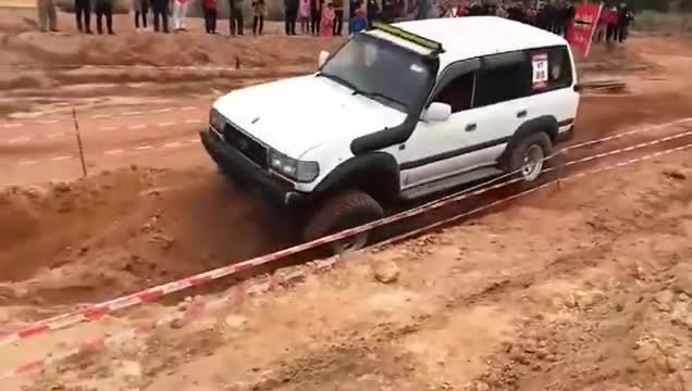 越野车司机挑战极限运动，网友：我差的不是技术而是一辆越野车