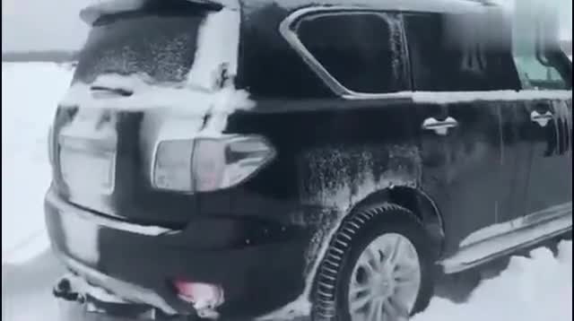 途乐陆巡和奔驰G到底谁才是真正的越野王者？在雪地里就看出来了