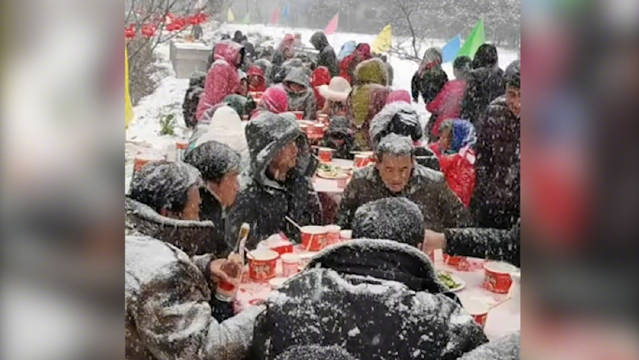 陕西一新人结婚宾客冒雪露天吃席 结果越下越大随后一幕笑喷网友