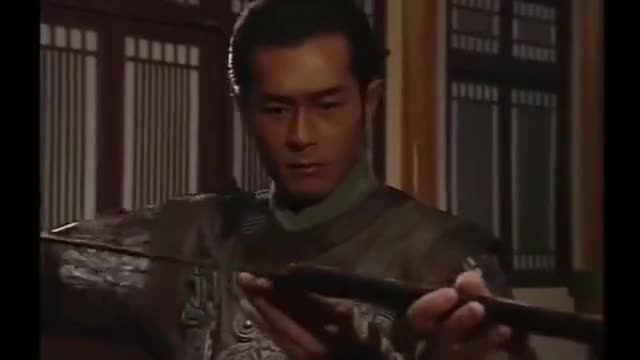 百战刀精钢铸成,和剑最大区别是刀背厚,刀刃薄,利于劈砍!