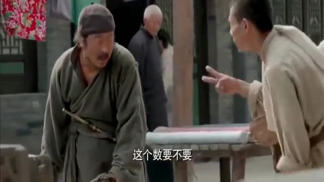 瘸子还挺搞笑,帮别人捡东西的同时,还顺带自己拿了个!