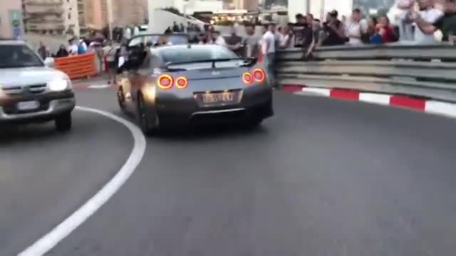 最佳的发动机加速和排气声，摩纳哥的超跑车展路线