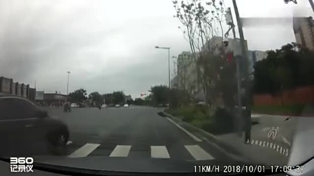 实拍：电动三轮车十字路口斜穿马路，丰田凯美瑞司机“怂了”