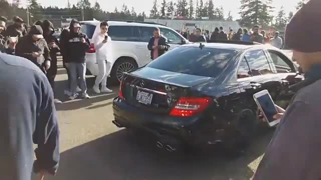 2019年西雅图超级跑车车展，引来了不少年轻人的关注