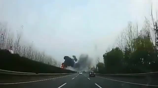 实拍：高速上堵车，前面下来一名女子，网友：鄙视她