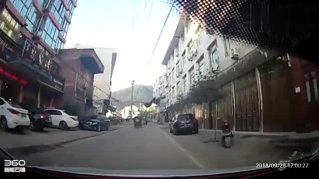 实拍：现代SUV小胡同突然窜出，驾照买来的吧？