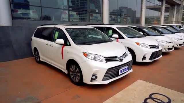 20款丰田塞纳两驱真皮XLE版大空间MPV舒适驾乘