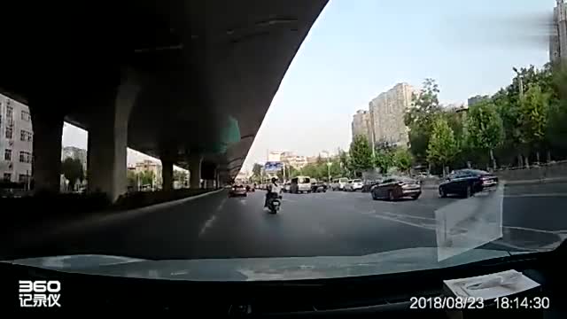 实拍：电动车在机动车道行驶，红色轿车车门突然打开，谁的责任