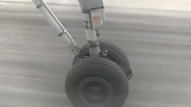 实拍飞机轮子起飞和落地瞬间，和汽车的轮子相比有什么不同？