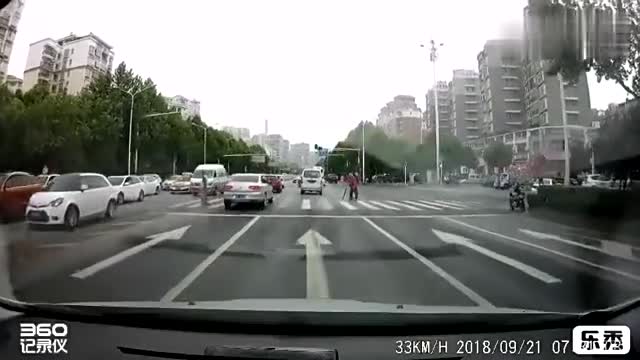 行车记录仪实拍：斑马线遇到行人，司机做的事情让人暖心