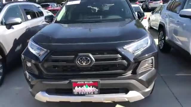 外观和内饰全面升级，实拍2019款丰田RAV4，真帅气