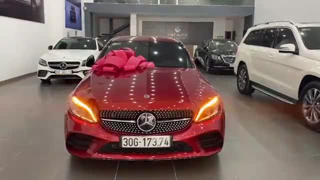 2020款奔驰C300到店实拍，LED车灯亮起那刻，才是心动的开始