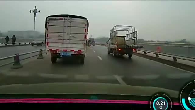 监控实拍-电车女司机跐溜一下摔倒，是不是碰瓷？