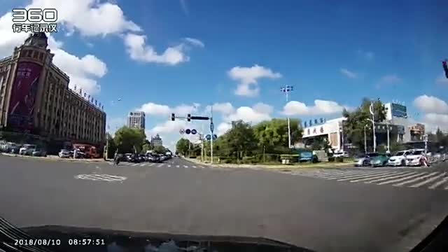 行车记录仪实拍：活了这么久没见过这样逆行的，看咱俩谁先认怂