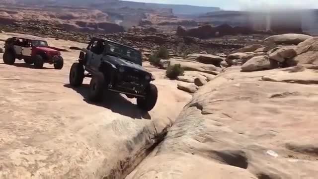 当遇到这样一条小石沟时，才知道牧马人的底盘到底有多厉害！