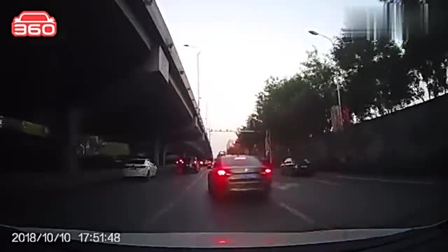 行车记录仪实拍：灰色轿车突然变道，这种司机只能中午开车！