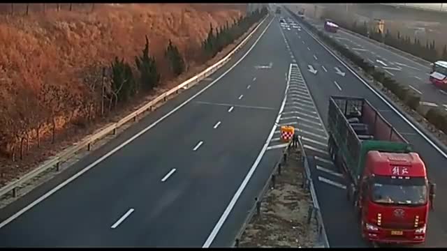 高速实拍：货车司机欲哭无泪，高清监控拍下让他追悔莫及的一幕