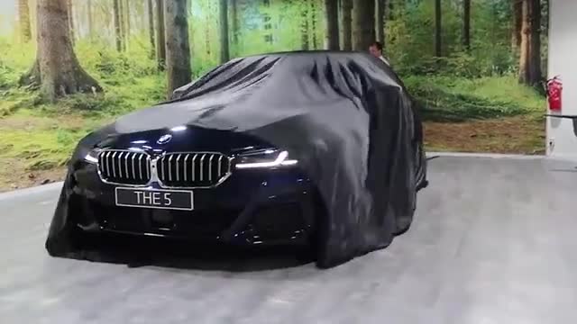 2021款宝马5系实拍展示，掀开车布亮起氛围灯，才是惊艳的开始