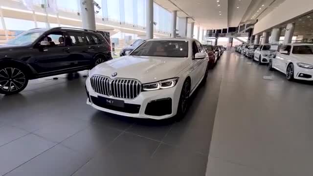 没白等！2021款宝马7系豪华版到店，朝后备箱踢一脚，霸气开始