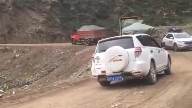 这才是开车高手！实拍西藏悬崖边开大货车，一辆接一辆如履平地！