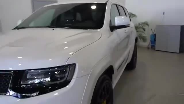 2020款吉普大切诺基入库实拍，外形真不赖，按下钥匙霸气开始了