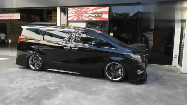 丰田埃尔法改装轮毂，没想到MPV也