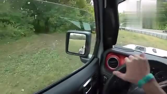 驾驶着最新款的吉普牧马人，在泥