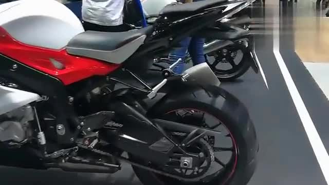 实拍宝马S1000RR，这车身，漂亮的不像