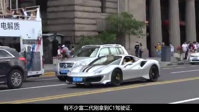 00后开劳斯莱斯库里南，整车磨砂黑，网友：看起来酷似“黑武士”