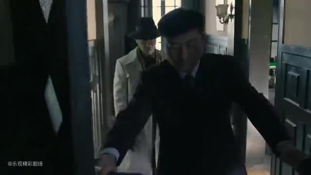 老枪传奇特务怀疑赵寰李让他填写身份履历不料女孩暗中帮忙