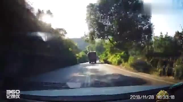 行车记录仪实拍：满载的货车弯道极限拐弯，下一秒一身冷汗