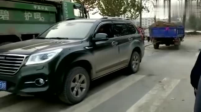 实拍：哈弗H9与农用三轮车拔河，真没想到会是这样的结局