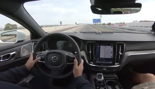 同时相比较老款车型的内饰，新车内饰的高级感更强了