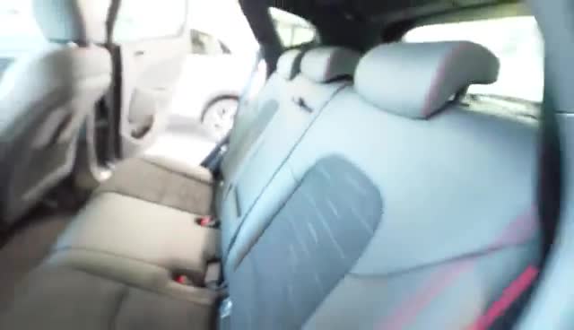 新车还配有黑色边框的前大灯以及