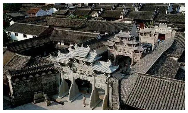 卢宅的主体建筑位于浙江东阳城东门外,建于明景泰七年(1456年)至天顺