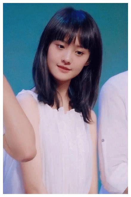 18岁的女明星都什么样子,郑爽清纯可爱,杨紫给人一种成熟的感觉