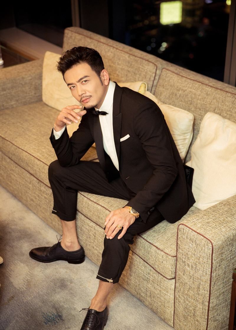 杨烁举手投足间尽显成熟男人的深沉魅力,还带着一丝雅痞气质!