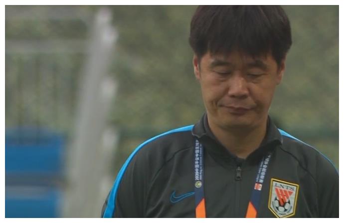 0-1!连续2场一球不进,李霄鹏古怪地看了看手机,怕球迷不满意?