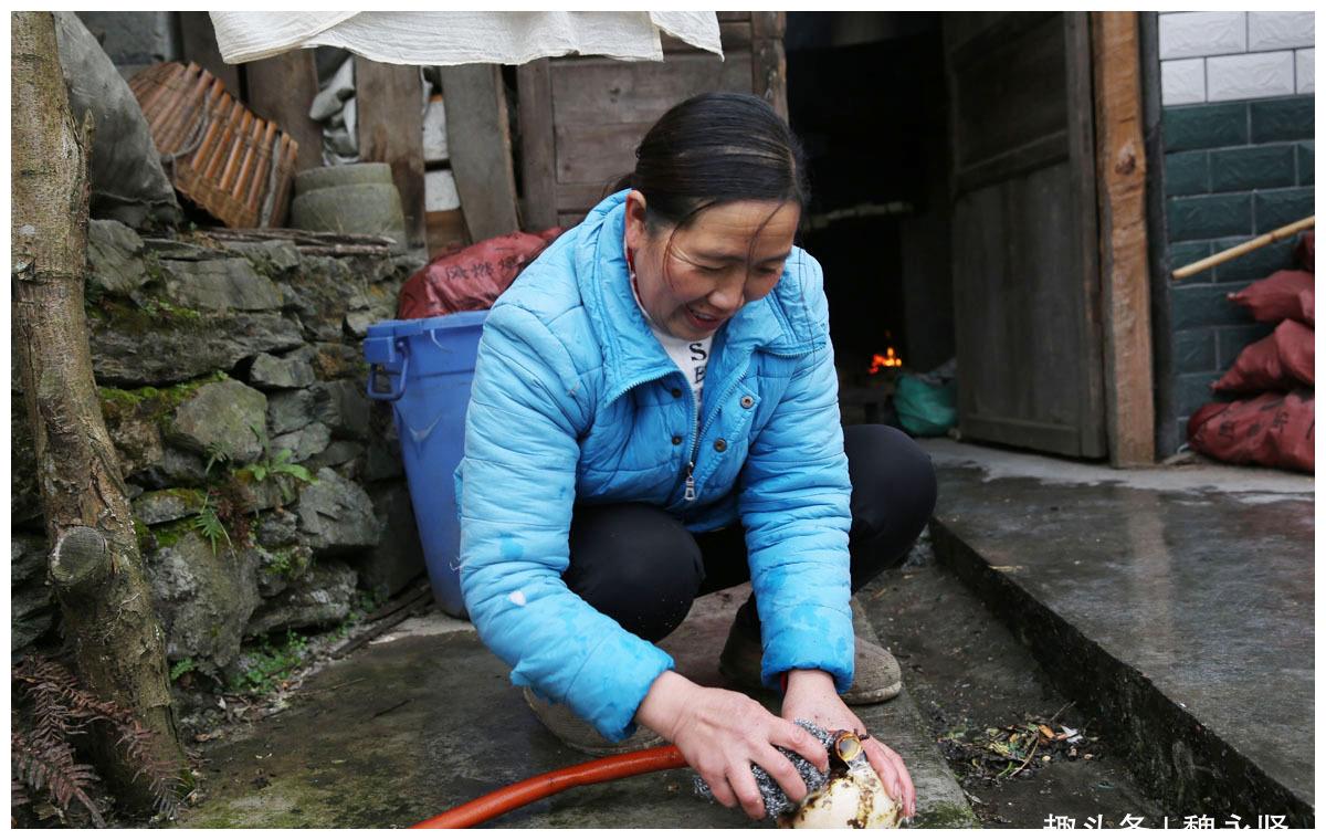 山村农妇做豆腐供出2个大学生,女儿工作后做妈的照样忙碌