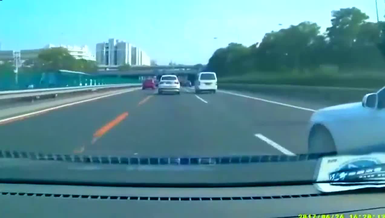 奥迪车被丰田车狠狠的收拾了一下