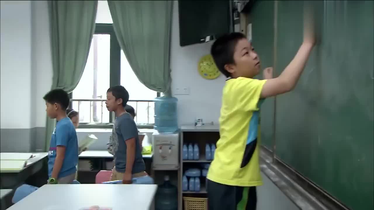 总裁假装穷小子参加同学聚会,结账时掏出卡同学们眼睛都直了