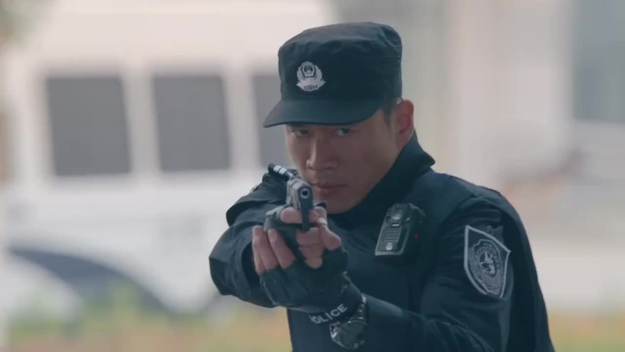 毒贩狗急跳墙,竟开车将唐磊撞倒在地,天狼的眼神太心酸了!