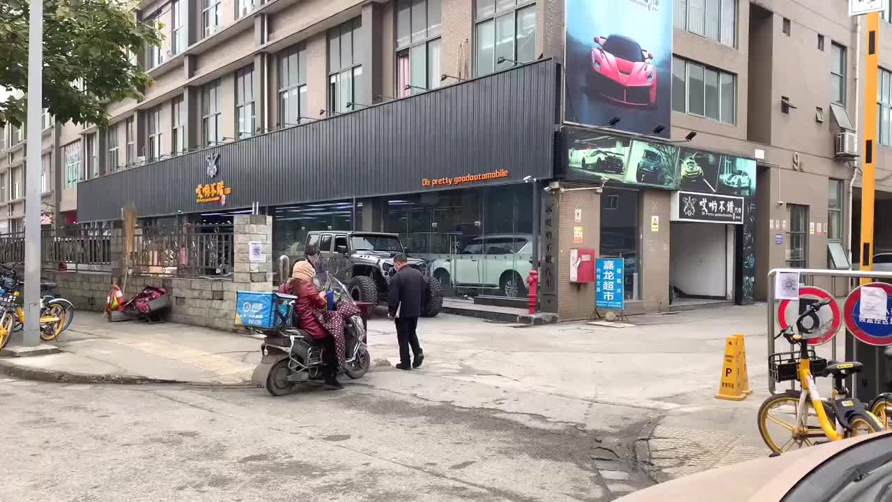 实拍牧马人出街，一脚油门咆哮声响起，才知道什么叫恐怖！