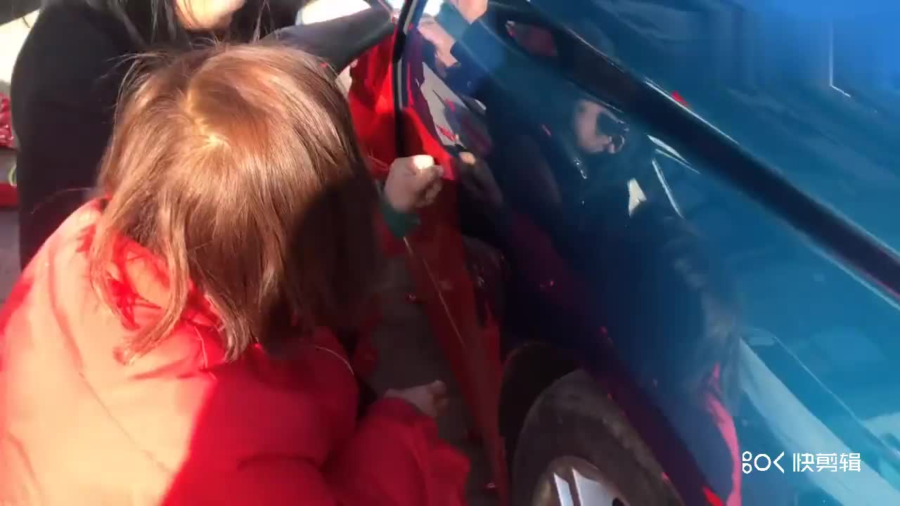 敞篷车就是回头率高，新到宝马敞篷，一群人为什么斯车衣？