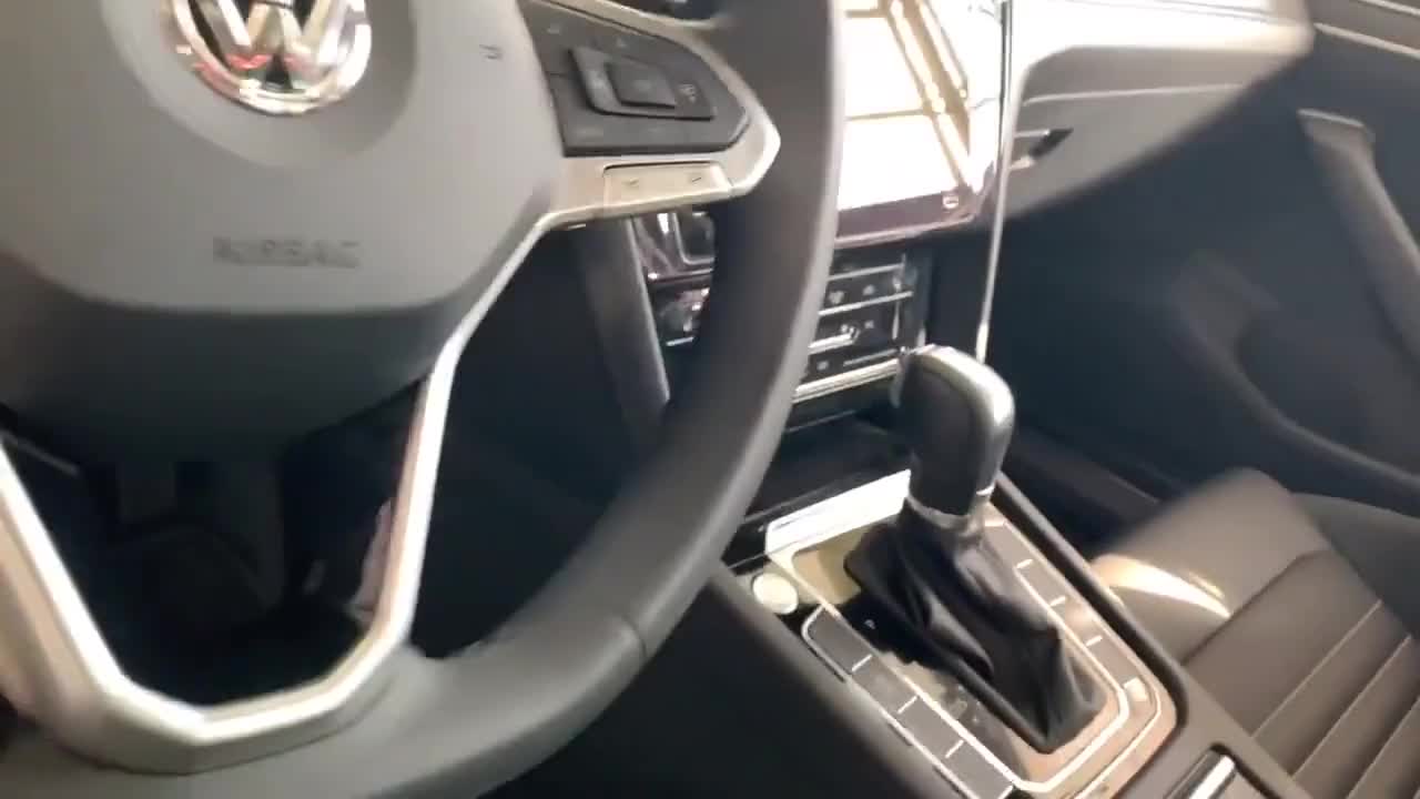 4S店保养车，看了看最新款的迈腾，后排可以翘二郎腿，真漂亮