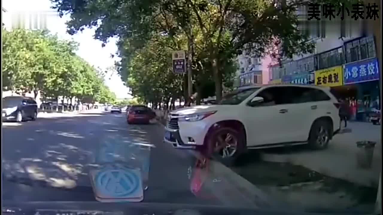 实拍丰田汉兰达横穿绿化带，有钱真的可以为所欲为，看着真是过瘾