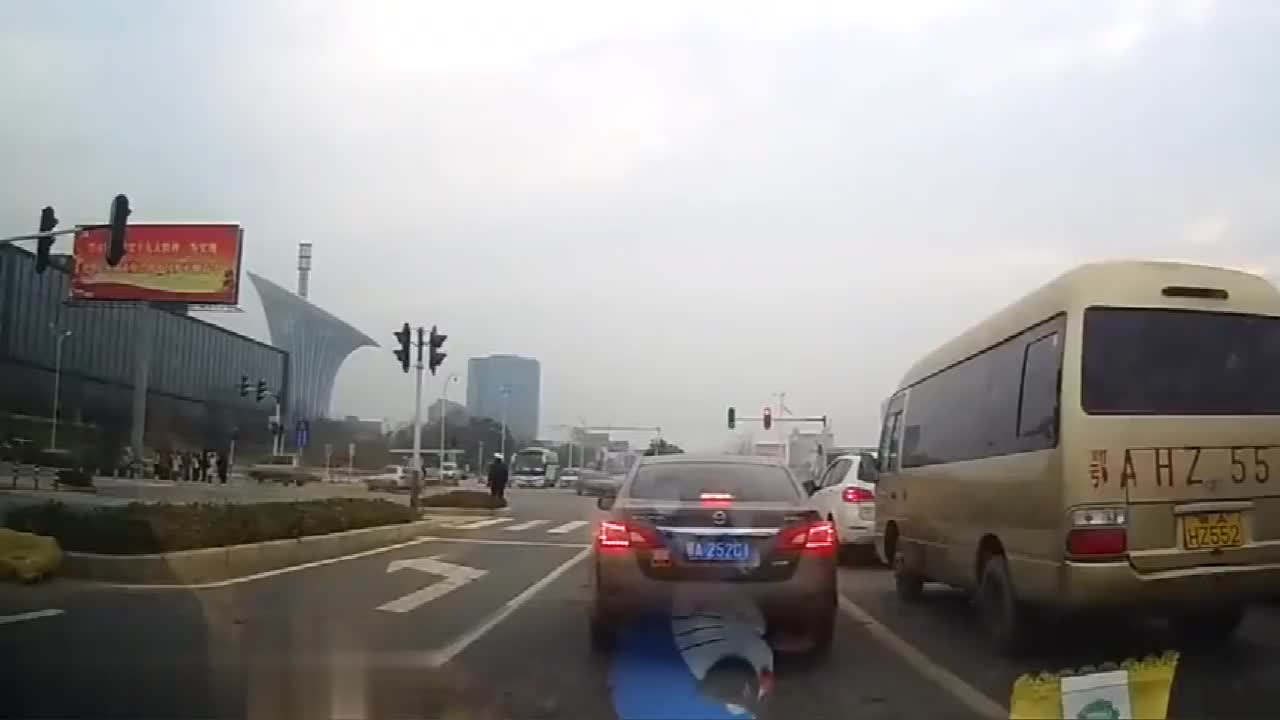 行车记录仪实拍：小姐姐过马路不走人行道，吃一堑长一智吧