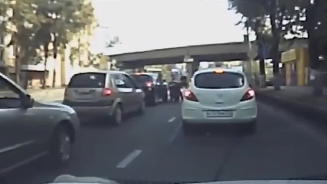 实拍：摩托车主挑衅，被轿车轰油门