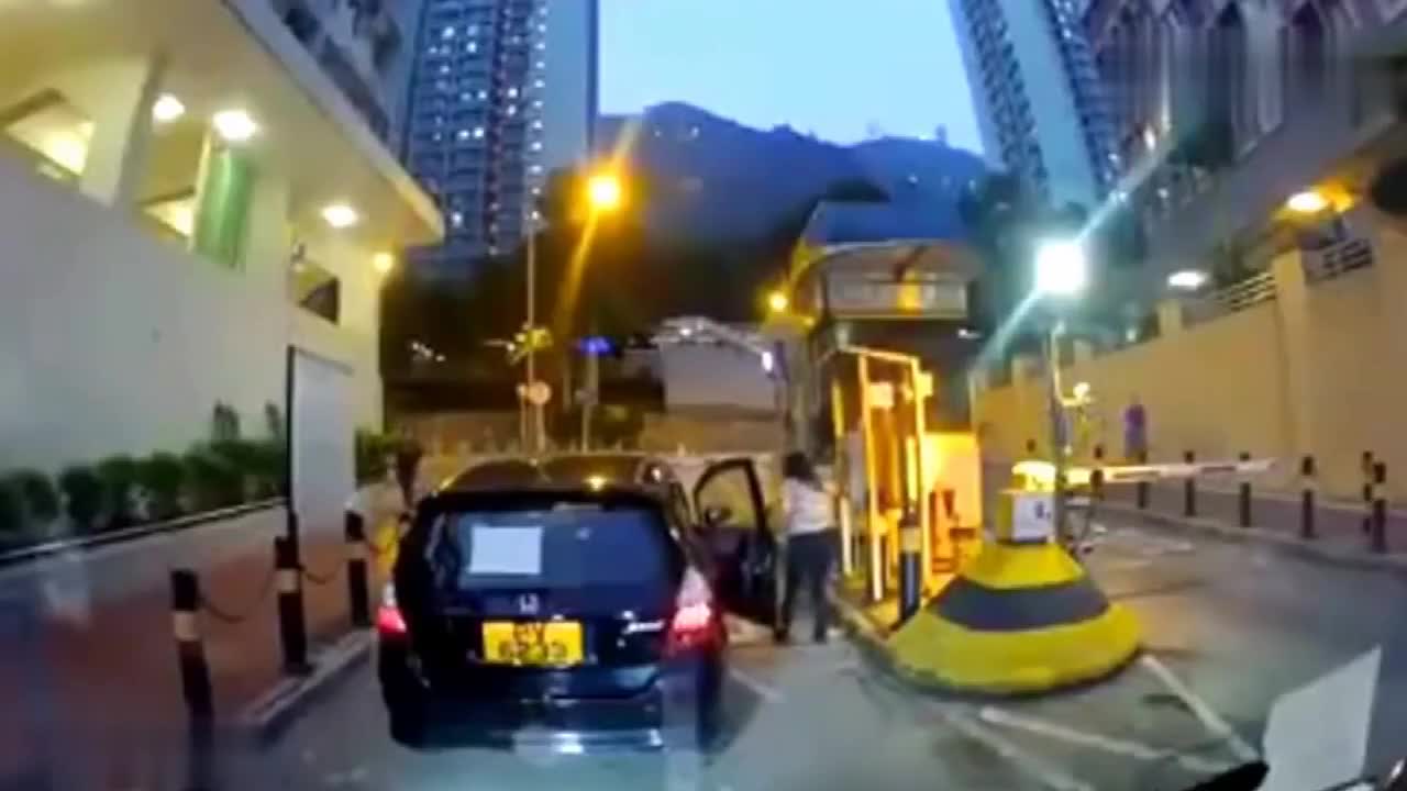 实拍：女司机一脚油门，把视频车都给撞懵圈了